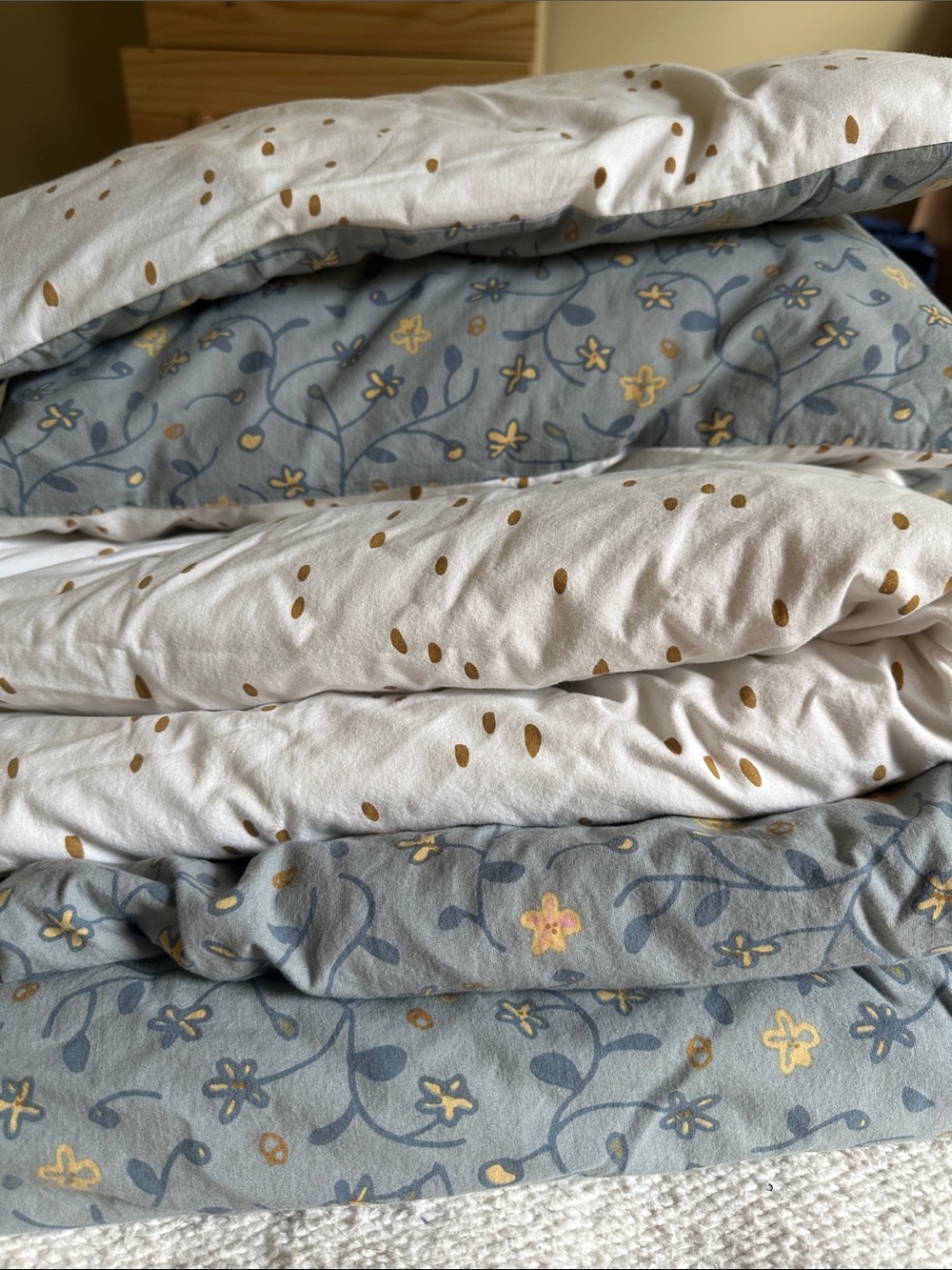 TWO toddler Soft Floral and Speckle Reversible Duvet Cover in Blue and Cream